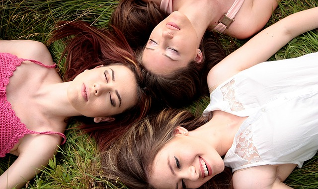 girls-1487825_640 happiness